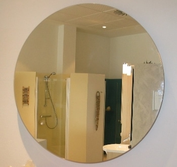 Spejl og hylde Badespejl Rundt 5 mm enkel spejl med matslebne kanter Ø60 Cm